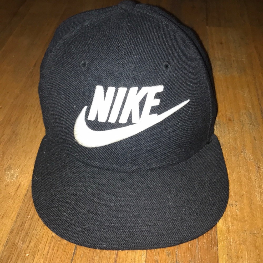 Nike snap back hat
